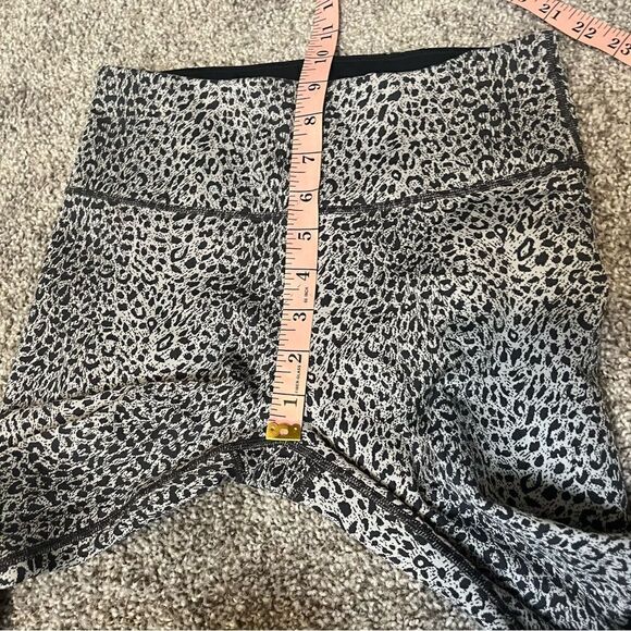 Sweaty Betty, Flatter Me Cheetah Print Leggings Black Gray, 7/8 length - Picture 10 of 11